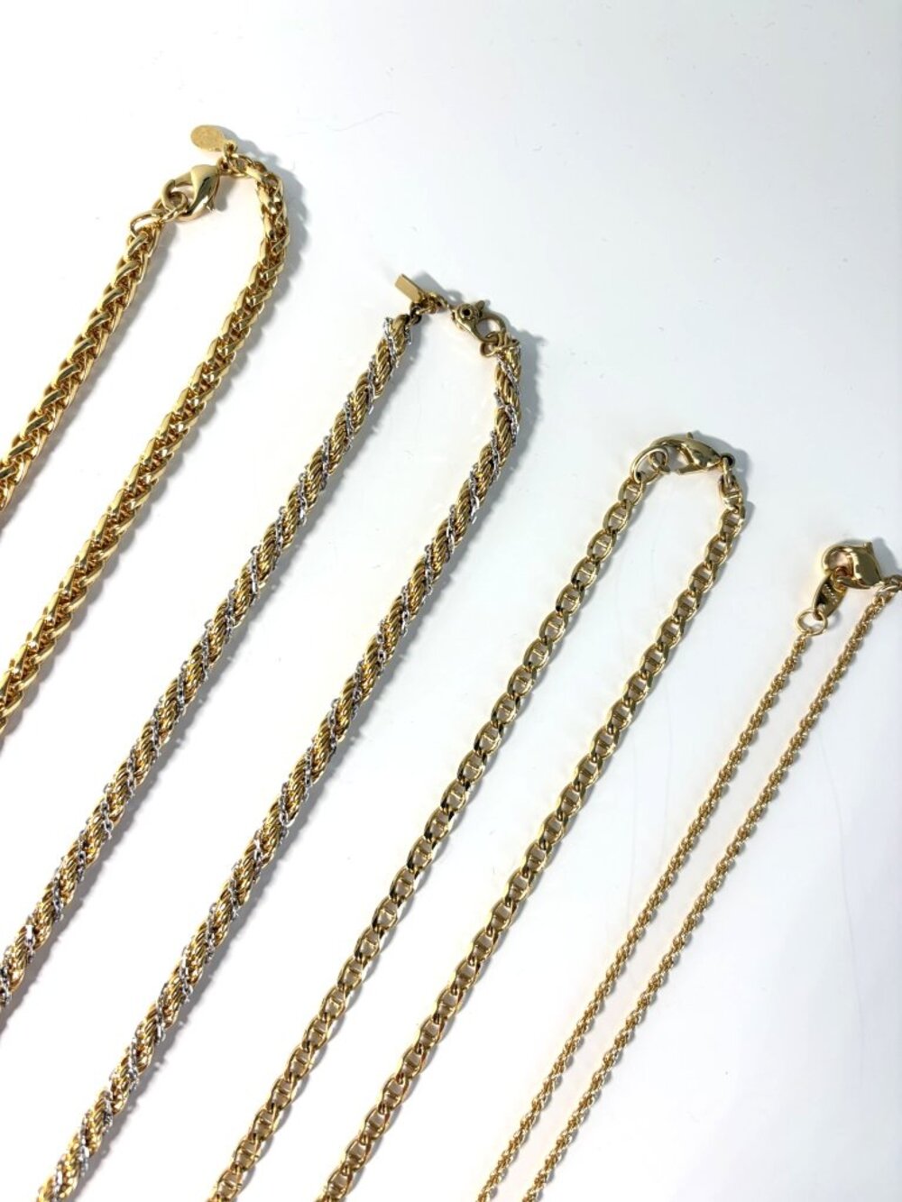 Vintage Lot of 4 Gold Tone Necklaces - Picture 3 of 7